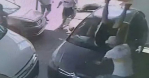 Discute con su pap&aacute; y lo atropella junto a otras personas en Argentina