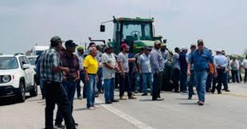Bloquean productores carretera, demandan mejores precios para granos