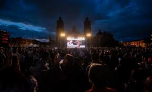 Concierto de Juan Gabriel re&uacute;ne 70 mil personas en el Z&oacute;calo