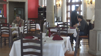 VIDEO Disminuye clientela americana en restaurantes de Nuevo Laredo por baja del dólar