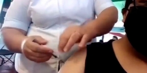 Captan a enferma que simuló vacunar a una joven en Veracruz (VIDEO)