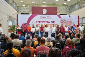 ENTREGA ALCALDESA CARMEN LILIA CANTUROSAS Y CABILDO 155 PARES DE LENTES PARA MEJORAR LA CALIDAD DE VIDA DE FAMILIAS NEOLAREDENSES