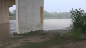 Incrementa nivel del río Bravo por lluvias en Nuevo Laredo