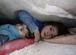Niña protege a su hermanito bajo los escombros durante 17 horas en Turquía