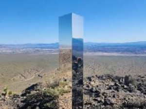 Extraño monolito aparece en el desierto de Nevada