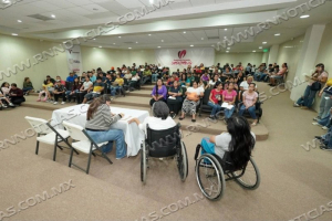 ESTUDIANTES CON DISCAPACIDAD DE NUEVO LAREDO RECIBEN BECAS PARA FORTALECER SU EDUCACI&Oacute;N