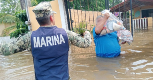 Personal naval auxilia a la poblaci&oacute;n por creciente en r&iacute;os del sur de Tamaulipas y norte de Veracruz