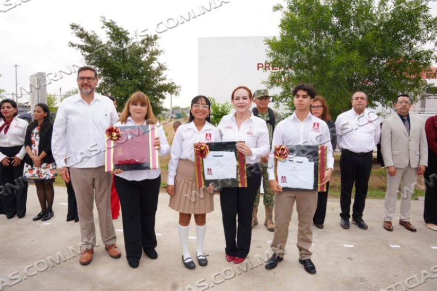 ENTREGA ALCALDESA CARMEN LILIA CANTUROSAS MÁS DE 9 MIL UNIFORMES A ESTUDIANTES Y DOCENTES DE PREPAS MUNICIPALES