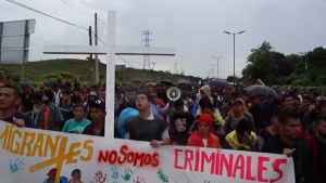 VIDEO Sale caravana migrante del sur de México con más de 10 mil personas