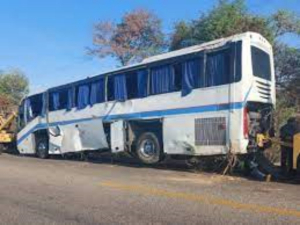 Autobús con migrantes vuelca en carretera de Oaxaca