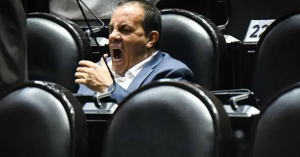 Cachan a Cuauht&eacute;moc Blanco jugando p&aacute;del durante sesi&oacute;n del Congreso