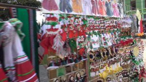 VIDEO Ofertan productos artesanales alusivos a la patria traídos de Toluca