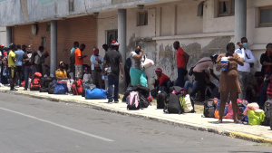 VIDEO Llega oleada de haitianos a Nuevo Laredo; Abarrotan refugios