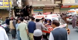 Al menos 56 muertos en atentado contra mezquita en Pakistán