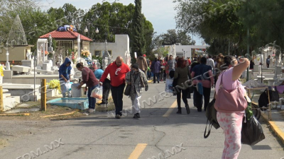 Reciben panteones de Nuevo Laredo cientos de visitantes por Día de muertos