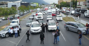 Bloquean Carretera Nacional en Nuevo León por falta de agua