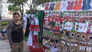 Ofertan productos artesanales alusivos a la patria traídos de Toluca
