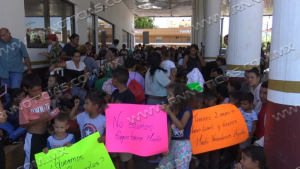 Migrantes se amotinan en Puente Internacional de Nuevo Laredo; Piden agilidad en citas de CBP ONE