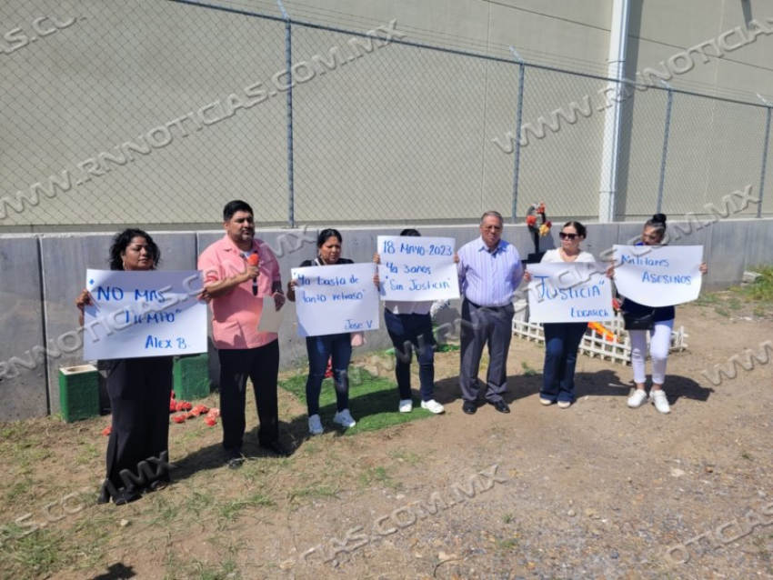 Familias exigen justicia por ejecución de cinco jóvenes en Nuevo Laredo tras nuevo aplazamiento del juicio