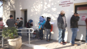 VIDOE Se registran largas filas por primera campaña de vacunación anticovid en Nuevo Laredo