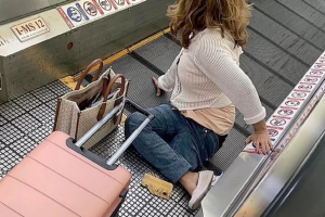 Mujer se atora en las escaleras eléctricas y pierde la pierna