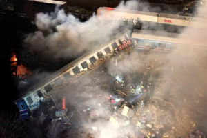 Al menos 26 muertos al descarrilar tren de pasajeros en Grecia