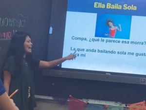 Maestra ‘bélica’ enseña español con corrido de Peso Pluma