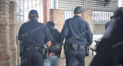 Agentes de la Patrulla Fronteriza interceptan a una persona que utiliza documentos fraudulentos en un puesto de control en Laredo, Texas.