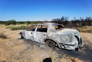 Militares se roban auto y lo queman en el KM 13