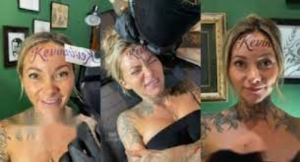 Critican a mujer que se tatuó en la frente el nombre de su novio