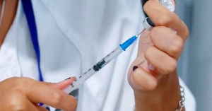 Cesan a enfermera que robaba vacunas contra Covid en Morelia