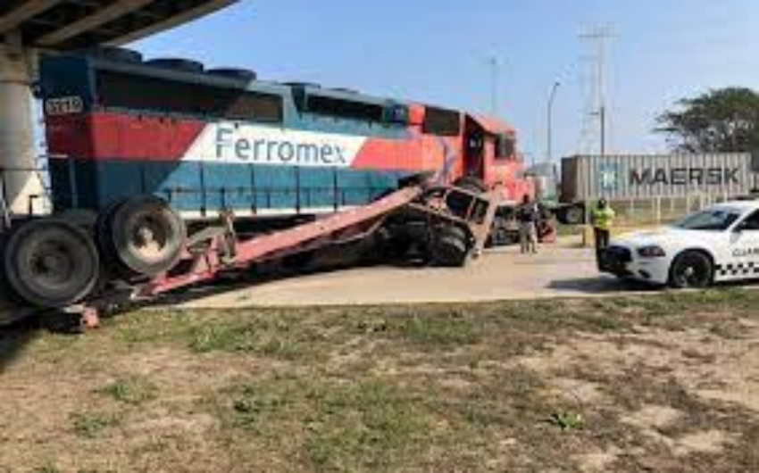 Daños materiales deja choque de tren con tráiler en Altamira