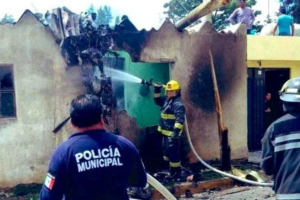 Avioneta se desploma sobre vivienda en Puebla; hay tres muertos