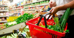 Exhiben alza de precios en huevo, verduras y fruta en Estados Unidos tras aranceles de Trump