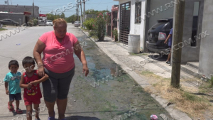 Viven ciudadanos entra aguas negras y malos olores; Reclaman a la Presidenta municipal