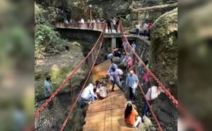 Se desploma puente colgante en Cuernavaca; cae el alcalde