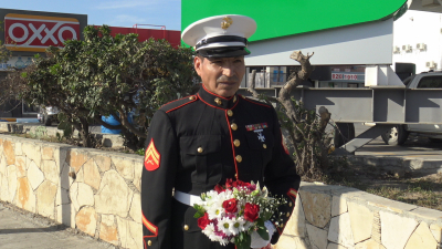 VIDEO Marino enamorado hace aparición en Nuevo Laredo este 14 de Febrero en espera de su amada