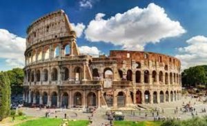 Turistas rayan una pared del Coliseo Romano; deberán pagar fuerte multa
