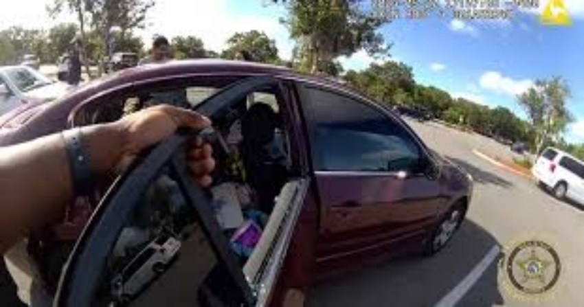 Policía rescata a bebé encerrado en un auto con el calor sofocante