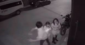 Doctores ofrecen donar a Melanie las operaciones que requiere