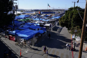 Planea EU levantar restricciones de asilo en la frontera con México
