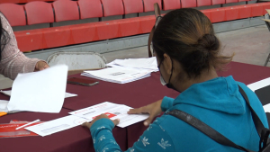 VIDEO Inicia entrega de tarjetas para becas municipales