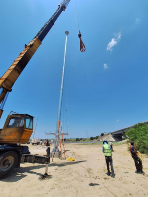 INSTALA GOBIERNO MUNICIPAL MEGAPOSTES PARA ILUMINAR CARRETERA NACIONAL Y RIBERE&Ntilde;A