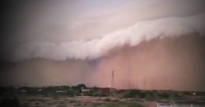 Impresionante tormenta de arena deja daños materiales en Sonora