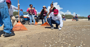 Limpian crudo de Playa en la Pesca