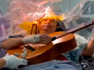 Maestro toca la guitarra mientras es operado del cerebro