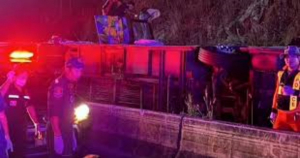 Tragedia en Tailandia, mueren 18 personas al caer autobús en barranco