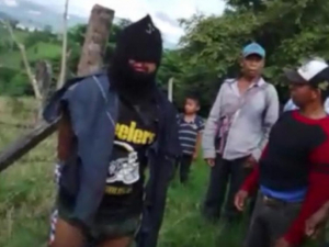 En Chiapas habitantes prenden fuego a hombre acusado de robar guajolotes