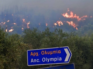 El fuego continúa arrasando Grecia; hay decenas de evacuados