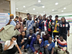 Reciben asistencia humanitaria del INM 22 migrantes de África privados de su libertad en una casa de seguridad en Sonoyta